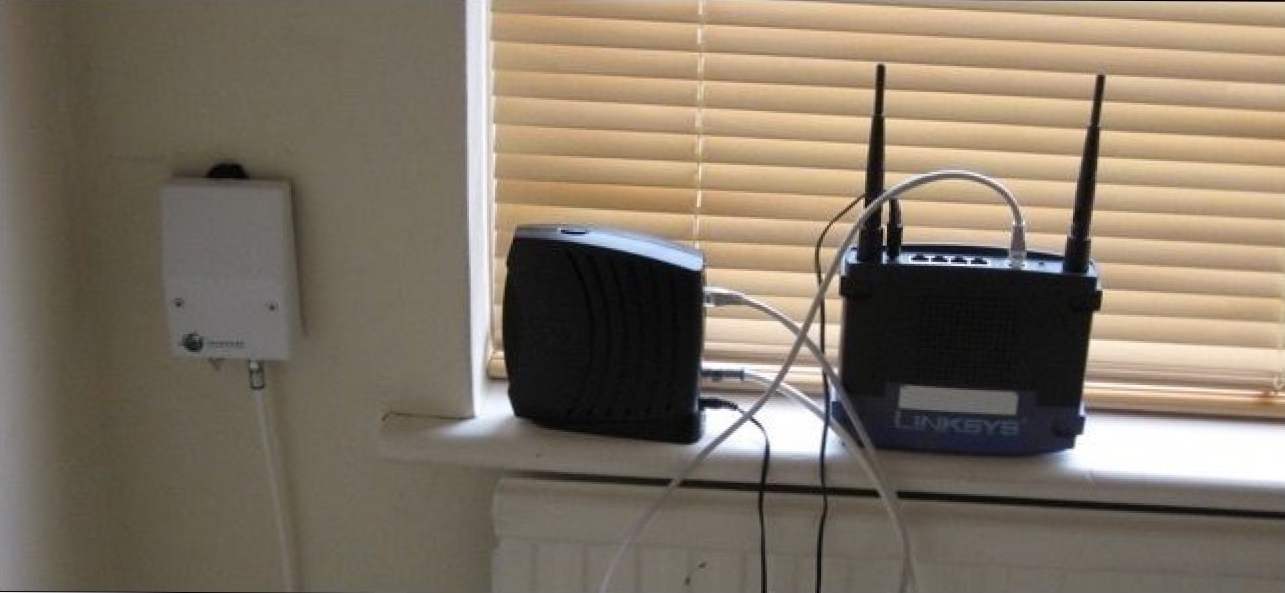 WIFI роутер в доме. Маршрутизатор на стену. Роутер на стене. Роутер в квартире.